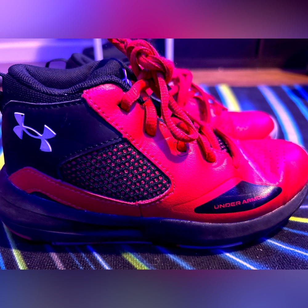 Under Amour Size 1 Sneakers